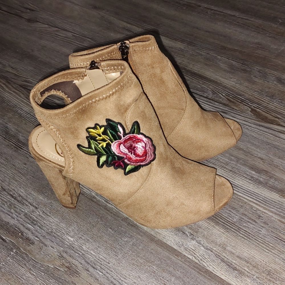 Derek Heart tan embroidered floral peep toe ankle booties Sz 9 - Picture 5 of 8